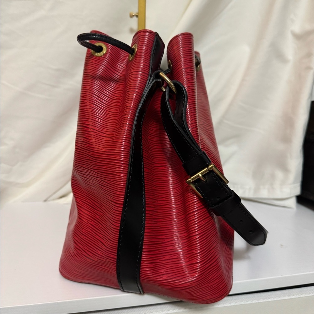 LOUIS VUITTON Epi Petit Noe Shoulder Bag - Picture 3 of 13